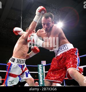 Henry Castle (Salisbury, pantaloncini blu/rossi) sconfigge Kristian Laight (Nuneaton, pantaloncini rossi) in un concorso di boxe leggero presso il Newham Leisure Centre di Lon Foto Stock