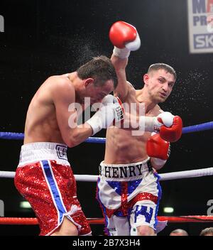 Henry Castle (Salisbury, pantaloncini blu/rossi) sconfigge Kristian Laight (Nuneaton, pantaloncini rossi) in un concorso di boxe leggero presso il Newham Leisure Centre di Lon Foto Stock