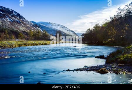 Fiume Findhorn in Strathdearn Highlands di Scozia Foto Stock