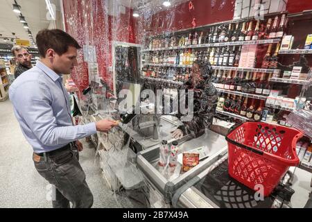 AUCHAN MONTA SCUDI PER CASSIERI FRANCESI NELLA CRISI DEL CORONAVIRUS Foto Stock