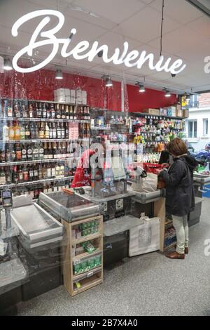 AUCHAN MONTA SCUDI PER CASSIERI FRANCESI NELLA CRISI DEL CORONAVIRUS Foto Stock