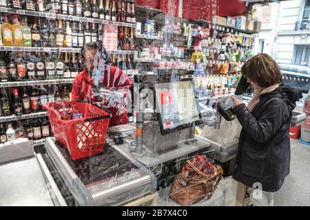 AUCHAN MONTA SCUDI PER CASSIERI FRANCESI NELLA CRISI DEL CORONAVIRUS Foto Stock