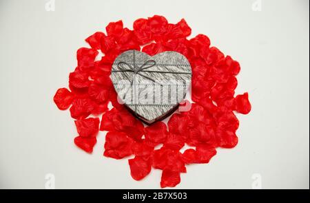 Buon San Valentino, sfondo San Valentino, scatola regalo a forma di cuore, su sfondo bianco, carta San Valentino, posto per un'iscrizione per fr Foto Stock