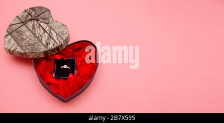 Buon San Valentino, sfondo San Valentino, scatola regalo a forma di cuore aperta, su sfondo rosa, carta San Valentino Foto Stock
