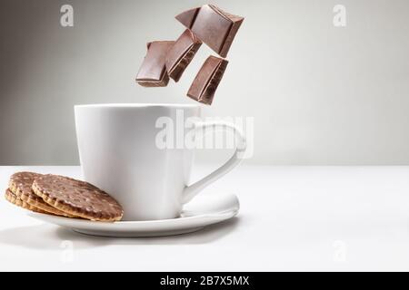Cioccolata calda con biscotti. Una tazza di cioccolato volante. Qualcosa di dolce. Caffè e dolci. Foto Stock