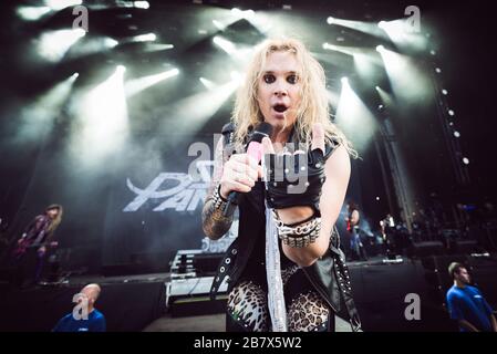 Copenaghen, Danimarca. 01 agosto 2014. La band americana Glam Metal Steel Panther si esibisce in un concerto dal vivo durante il festival musicale Copenhell 2014 a Copenaghen. Qui il cantante e musicista Michael Starr è visto dal vivo sul palco. (Photo credit: Gonzales Photo - Rod Clemen). Foto Stock