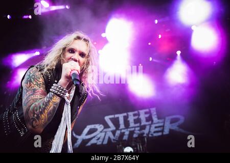 Copenaghen, Danimarca. 01 agosto 2014. La band americana Glam Metal Steel Panther si esibisce in un concerto dal vivo durante il festival musicale Copenhell 2014 a Copenaghen. Qui il cantante e musicista Michael Starr è visto dal vivo sul palco. (Photo credit: Gonzales Photo - Rod Clemen). Foto Stock