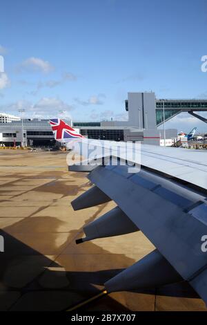 Aeroporto di Gatwick Inghilterra Airplane Boeing 747-400 (744) Vista dell'ala che mostra le carenature del binario del flap e Union Jack Design sulla punta dell'ala Foto Stock