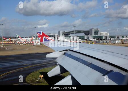 Aeroporto di Gatwick Inghilterra Airplane Boeing 747-400 (744) Vista dell'ala che mostra le carenature del binario del flap e Union Jack Design sulla punta dell'ala Foto Stock