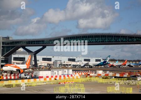 Aeroporto di Gatwick, England Air Bridge che collega il Terminal Nord al Molo 6 Foto Stock