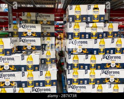 Orlando, FL/USA-3/12/20: Esposizione di scatole di bottiglie di Corona Extra su uno scaffale di un magazzino Sams Club Grocery Store. Foto Stock