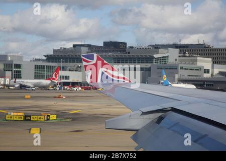 Aeroporto di Gatwick Inghilterra Airplane Boeing 747-400 (744) Wing che mostra Union Jack Design sulla punta Wing Foto Stock