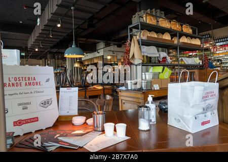 L'Osteria ristoranti, vende cibo e bevande solo per andare, andare, nel centro di Essen, Kennedy Square, impatto della pandemia coronavirus in Germania, esse Foto Stock