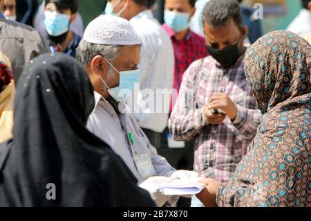 Karachi, Pakistan. 18 Marzo 2020. Gli operatori e i pazienti considerati preoccupati come il Dipartimento pazienti esterno (OPD) del NICVD a causa dell'aumento dei casi di coronavirus nel paese, come misura preventiva contro la diffusione del Coronavirus (COVID- 19), a Karachi mercoledì 18 marzo 2020. Il numero nazionale dei casi COVID-19 è salito a 250 mercoledì dopo che nel paese sono stati segnalati 13 nuovi casi. Credit: Asianet-Pakistan/Alamy Live News Foto Stock