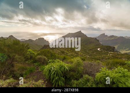 Montagne e oceano nella lontana Tenerife sud vicino Masca Foto Stock