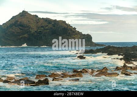 Roque de Garachico isola con la riva del centro storico di Garachico Foto Stock