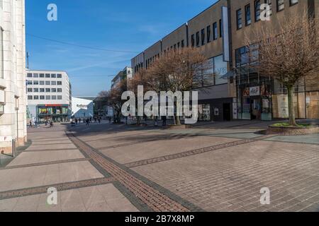 Effetti della Pandemia di Coronavirus in Germania, Essen, strada dello shopping vuota, Kennedy Platz, Foto Stock