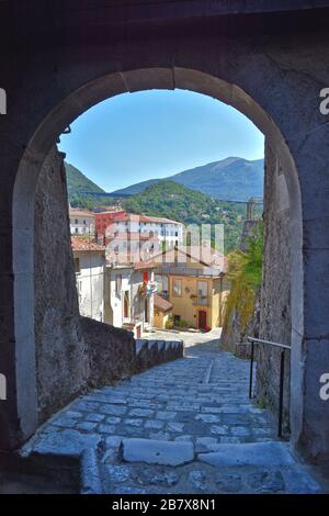 Una strada stretta tra le vecchie case di Lagonegro, un borgo medievale sulle montagne del sud Italia. Foto Stock