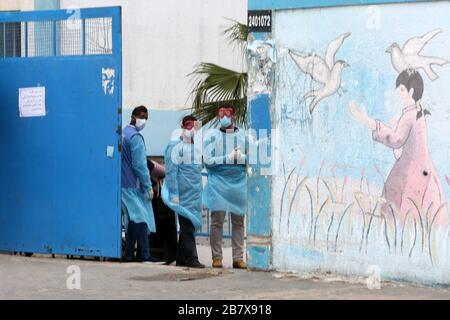 L'ONU apre diverse scuole nella striscia di Gaza ai pazienti isolati dalle sue cliniche per mantenere la salute pubblica dal coronavirus il 18 marzo 2020. Foto Stock