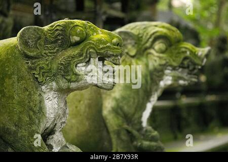 Stutue nella Sacra Foresta delle Scimmie, Ubud, Bali, Indonesia Foto Stock