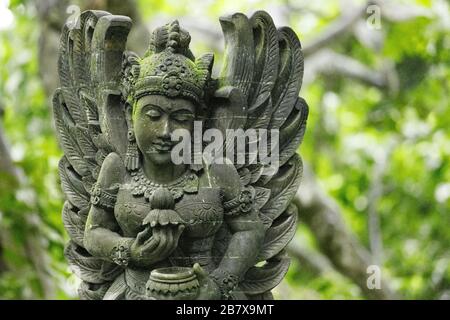 Stutue nella Sacra Foresta delle Scimmie, Ubud, Bali, Indonesia Foto Stock