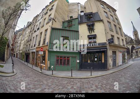 Parigi -17 marzo 2020: Molto tranquilla di solito affollata stradine strette in molto popolare quartiere turistico Latino nella zona di Saint Michel. Lente fish-eye utilizzata. Foto Stock