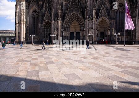 Coronavirus/focolaio di Covid 19, 18 marzo. 2020. La piazza quasi deserta intorno a Colonia Catherdal, di solito visitata da migliaia di persone, Colonia Foto Stock