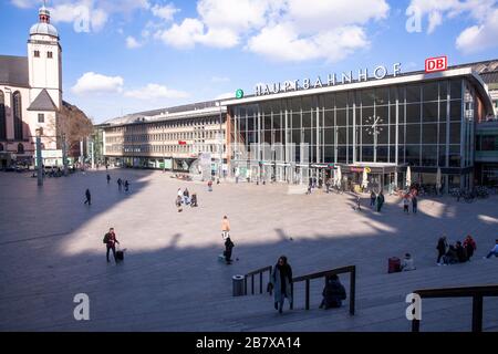 Coronavirus/focolaio di Covid 19, 18 marzo. 2020. Solo poche persone di fronte alla stazione centrale, Colonia, Germania. Coronavirus/Covid 19 Krise, 18. Ma Foto Stock