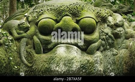 Stutue nella Sacra Foresta delle Scimmie, Ubud, Bali, Indonesia Foto Stock