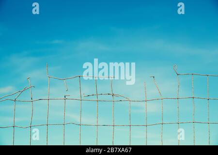 un recinto di filo di barbwire e una skye blu Foto Stock