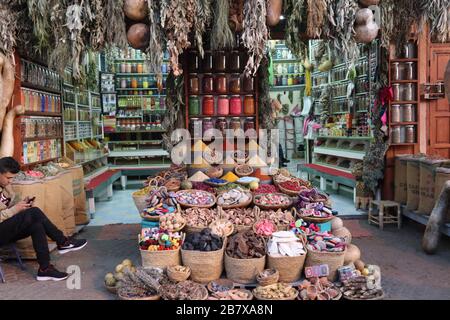 Cesti e sacchi di fiori secchi Erbe e spezie in souk nella Medina Marrakech Marocco Foto Stock