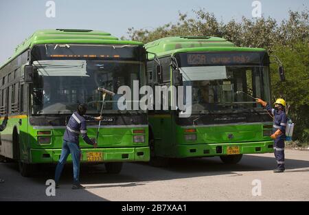 Nuova Delhi, India. 18 Marzo 2020. I membri del personale spruzzano disinfettante agli autobus di Nuova Delhi, India, 18 marzo 2020. Il numero di casi confermati COVID-19 in India è salito a 147 Mercoledì, il ministero federale della salute dell'India ha detto. Credit: Javed Dar/Xinhua/Alamy Live News Foto Stock