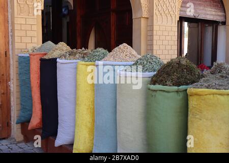 Cesti e sacchi di fiori secchi Erbe e spezie in souk nella Medina Marrakech Marocco Foto Stock