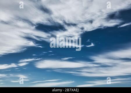 un bel cielo blu marino con nuvole in una giornata ventosa Foto Stock