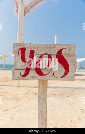 Parola sì sulla bacheca informazioni sulla spiaggia Foto Stock