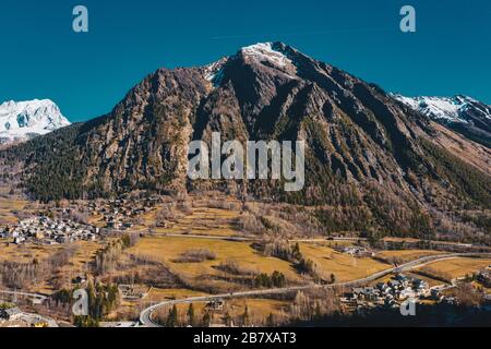 Il villaggio Palleusieux sotto una grande montagna, nel bacino Pre-Saint-Didier, Valle d'Aosta al tempo dell'epidemia del virus corona, nel nord Italia Foto Stock