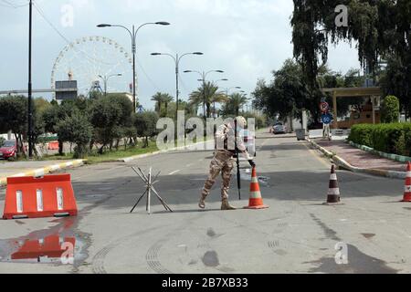 Baghdad, Iraq. 18 Marzo 2020. Un membro della sicurezza irachena è visto su una strada vuota a Baghdad, Iraq, il 18 marzo 2020. Come una delle misure precauzionali contro lo scoppio della COVID-19, le autorità irachene hanno imposto un coprifuoco di una settimana nella capitale di Baghdad, a partire dal marzo 17 al 23. Credito: Khalil Dawood/Xinhua/Alamy Live News Foto Stock