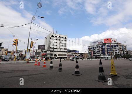 Baghdad, Iraq. 18 Marzo 2020. Foto scattata il 18 marzo 2020 mostra strade vuote a Baghdad, Iraq. Come una delle misure precauzionali contro lo scoppio della COVID-19, le autorità irachene hanno imposto un coprifuoco di una settimana nella capitale di Baghdad, a partire dal marzo 17 al 23. Credito: Khalil Dawood/Xinhua/Alamy Live News Foto Stock