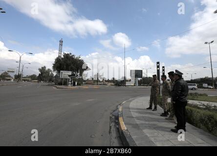 Baghdad, Iraq. 18 Marzo 2020. I membri della sicurezza irachena sono visti su una strada vuota a Baghdad, Iraq, il 18 marzo 2020. Come una delle misure precauzionali contro lo scoppio della COVID-19, le autorità irachene hanno imposto un coprifuoco di una settimana nella capitale di Baghdad, a partire dal marzo 17 al 23. Credito: Khalil Dawood/Xinhua/Alamy Live News Foto Stock