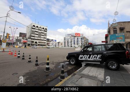 Baghdad, Iraq. 18 Marzo 2020. La foto scattata il 18 marzo 2020 mostra una strada vuota a Baghdad, Iraq. Come una delle misure precauzionali contro lo scoppio della COVID-19, le autorità irachene hanno imposto un coprifuoco di una settimana nella capitale di Baghdad, a partire dal marzo 17 al 23. Credito: Khalil Dawood/Xinhua/Alamy Live News Foto Stock