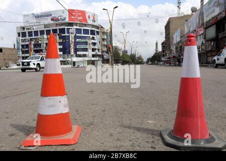 Baghdad, Iraq. 18 Marzo 2020. Foto scattata il 18 marzo 2020 mostra strade vuote a Baghdad, Iraq. Come una delle misure precauzionali contro lo scoppio della COVID-19, le autorità irachene hanno imposto un coprifuoco di una settimana nella capitale di Baghdad, a partire dal marzo 17 al 23. Credito: Khalil Dawood/Xinhua/Alamy Live News Foto Stock