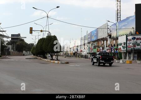 Baghdad, Iraq. 18 Marzo 2020. Foto scattata il 18 marzo 2020 mostra strade vuote a Baghdad, Iraq. Come una delle misure precauzionali contro lo scoppio della COVID-19, le autorità irachene hanno imposto un coprifuoco di una settimana nella capitale di Baghdad, a partire dal marzo 17 al 23. Credito: Khalil Dawood/Xinhua/Alamy Live News Foto Stock