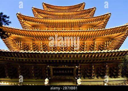 Pagoda d'oro del movimento religioso Jeung San do a Cheongju, Corea Foto Stock