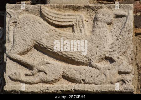 Il Bestiario medievale - Grifone e la sua preghiera - fantastico Animali - capitale in stile romanico - Atrium of Ansperto - Basilica Di Sant'Ambrogio - Milano Foto Stock