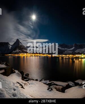 Paesaggio invernale illuminato dalla luna, Mefjordvaer, Senja, Norvegia. Foto Stock