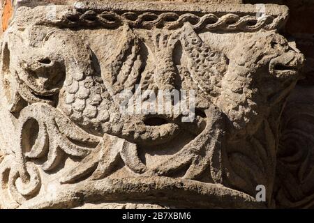 Il Bestiario medievale - fantastici animali - capitale in stile romanico - Atrio di Ansperto - Basilica di Sant'Ambrogio - Milano Foto Stock