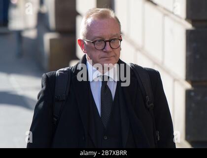 Edimburgo, Regno Unito. 18 Marzo 2020. Nella foto: Alex Prentice QC - Corona Procuratore UNA folla impaccata composta da mezzi in attesa, fotografi stampa e spettatori lo aspettano fuori dal tribunale. Credit: Colin Fisher/Alamy Live News Foto Stock