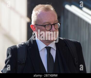 Edimburgo, Regno Unito. 18 Marzo 2020. Nella foto: Alex Prentice QC - Corona Procuratore UNA folla impaccata composta da mezzi in attesa, fotografi stampa e spettatori lo aspettano fuori dal tribunale. Credit: Colin Fisher/Alamy Live News Foto Stock