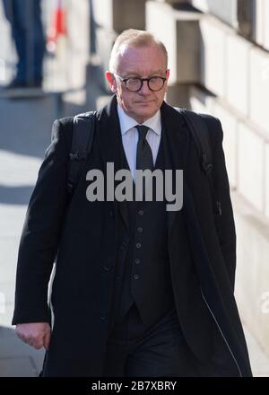 Edimburgo, Regno Unito. 18 Marzo 2020. Nella foto: Alex Prentice QC - Corona Procuratore UNA folla impaccata composta da mezzi in attesa, fotografi stampa e spettatori lo aspettano fuori dal tribunale. Credit: Colin Fisher/Alamy Live News Foto Stock
