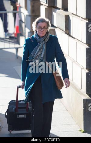 Edimburgo, Regno Unito. 18 Marzo 2020. Nella foto: Shelagh McCall QC - Junior Defence Counsel. Una folla impaccata composta da Media in attesa, fotografi stampa e spettatori lo aspettano fuori dal campo. Credit: Colin Fisher/Alamy Live News Foto Stock